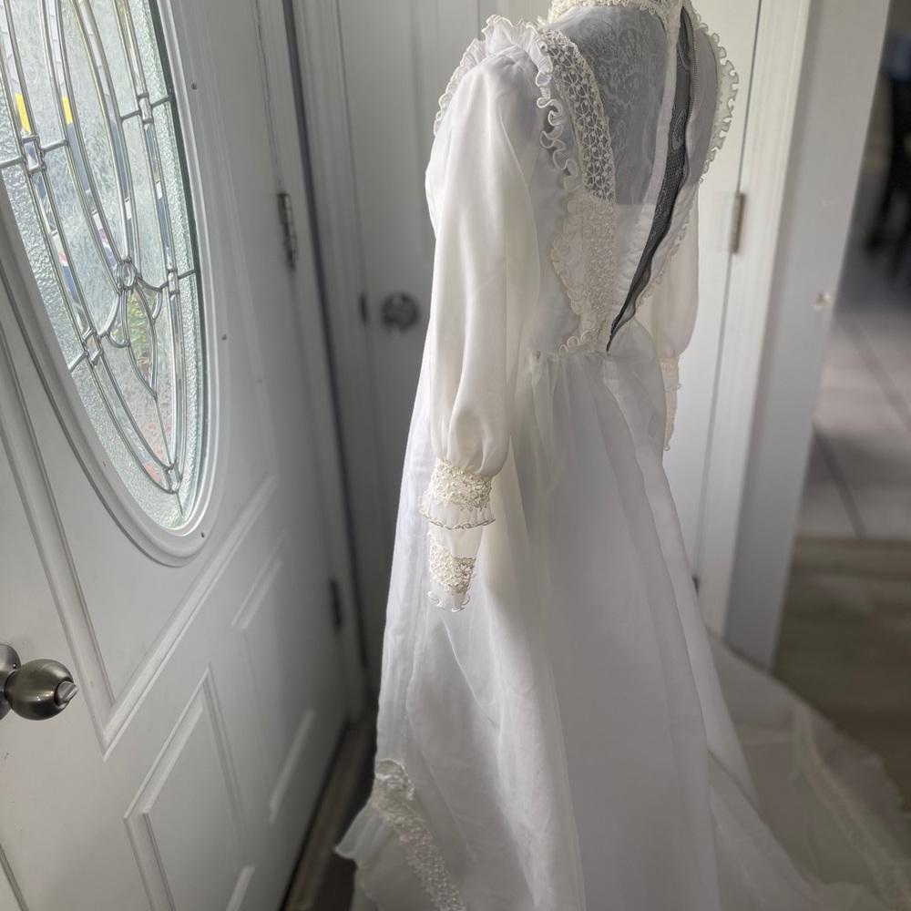 Elegant White Lace Bridal Gown Vintage 60s, 70s IGLWU wedding dress